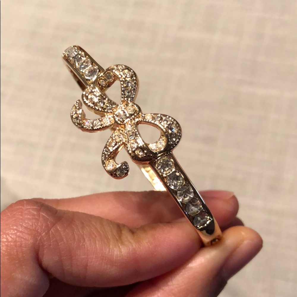 good betsey johnson bangle bracelet